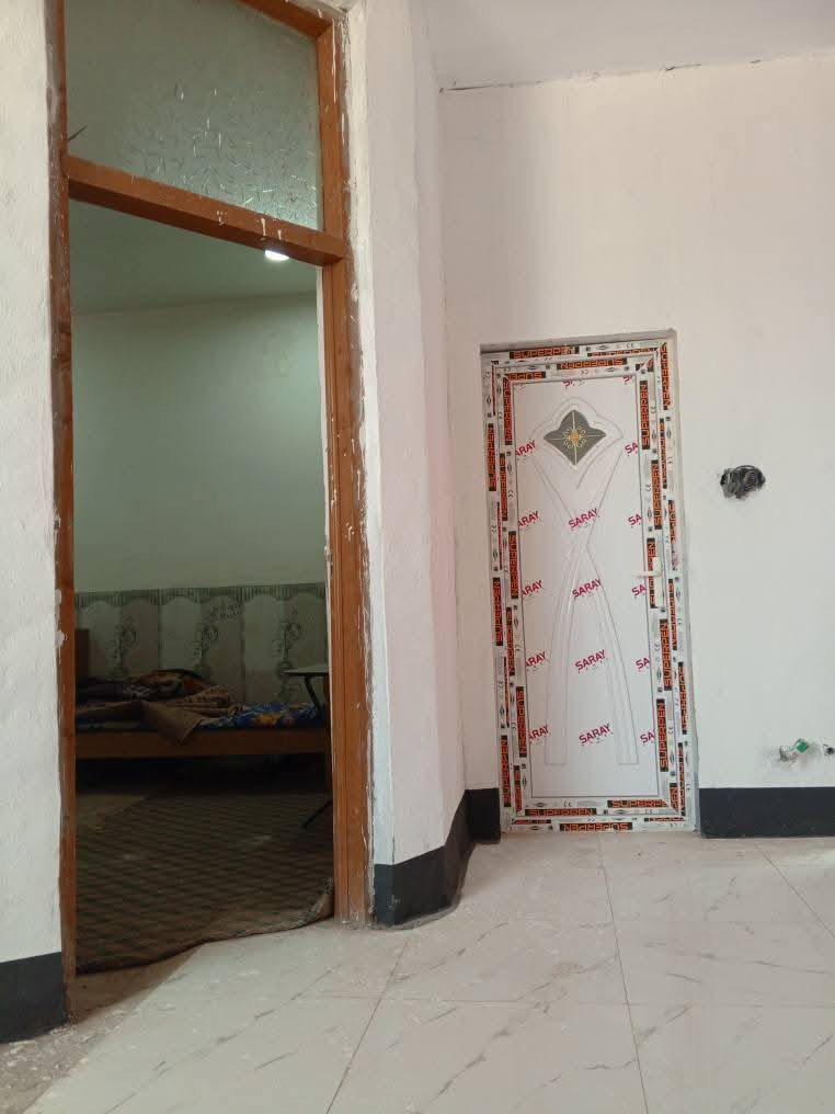 بيت للبيع في طويريج  حي الضباط/شارع المحيط الموقع: مقابل حي الصناعة، بالقرب من المدرسة المساحة: 300م² – طابو زراعي، سند 25، ركن البناء: طابق ونصف – بناء جديد الخدمات: ماء، مجاري، كهرباء متوفرة المواصفات:
3 غرف نوم (2 بالطابق الأرضي+1 بالطابق الثاني)
استقبال واسع2 صالة
2 مطبخ صحيات داخلية وخارجية مناور عدد 2
مزيد من التفاصيل( *********** *********** واتساب السعر 140وبي مجال
