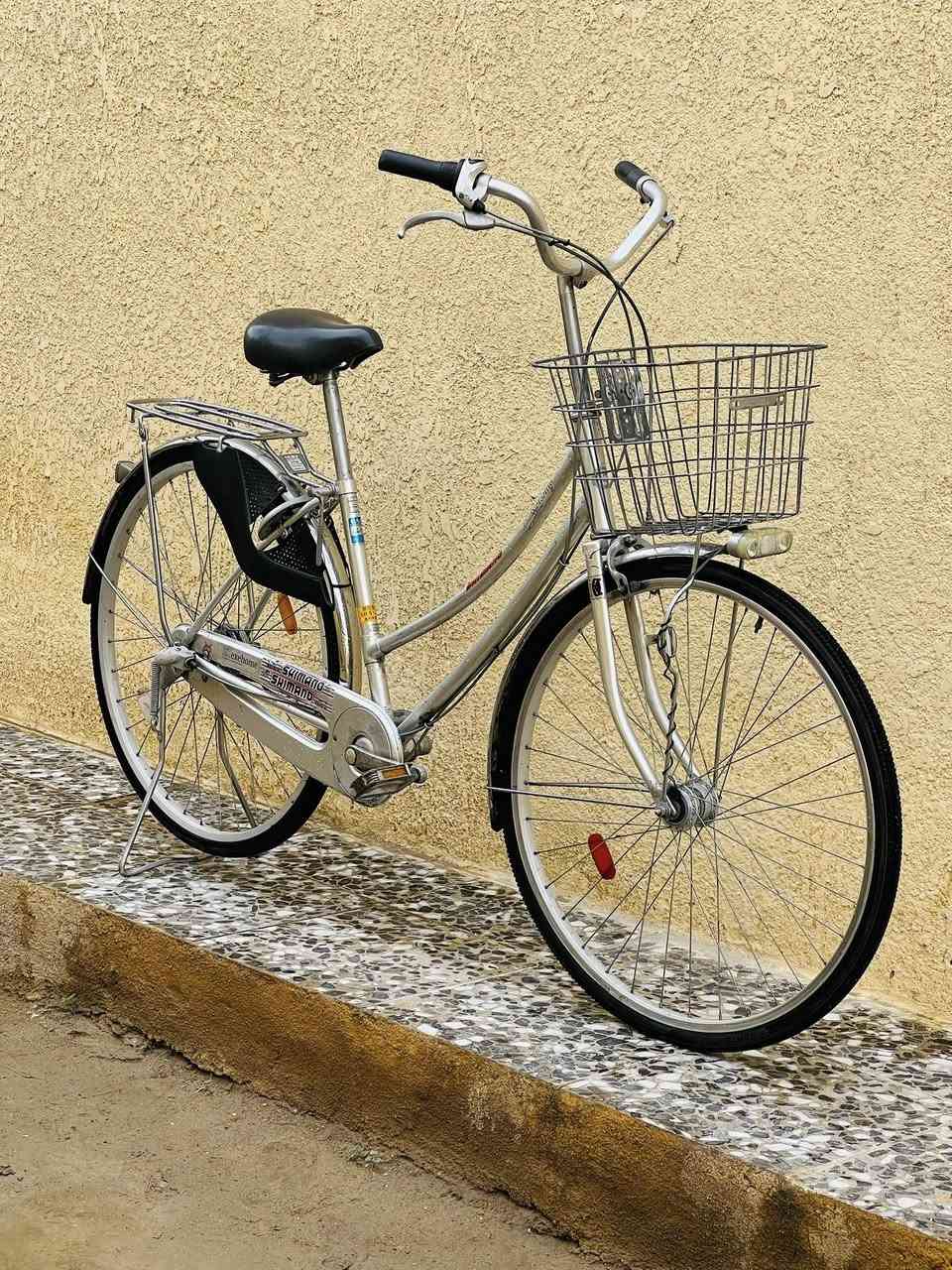 السلام عليكم
بايسكل بناتي ياباني حجم 27 ، لون سلفر مميز،
گير داخلي 3 نمر وحساس امامي ثلجي
قفل خلفي برجستون 🔐
سلة ستيل أصلية 🧺 
سيباية ستيل وسرج طبي مريح جداً،
ويل فافون برجستون أصلي ضد الزنجار
البايسكل كامل من كلشي وكلش نظيف 
وضع حاوية وغير مستخدم ..
سعره 140 ألف وبي مجال للطيبين
للتواصل عالخاص وهذا رقمي بي واتساب
***********
