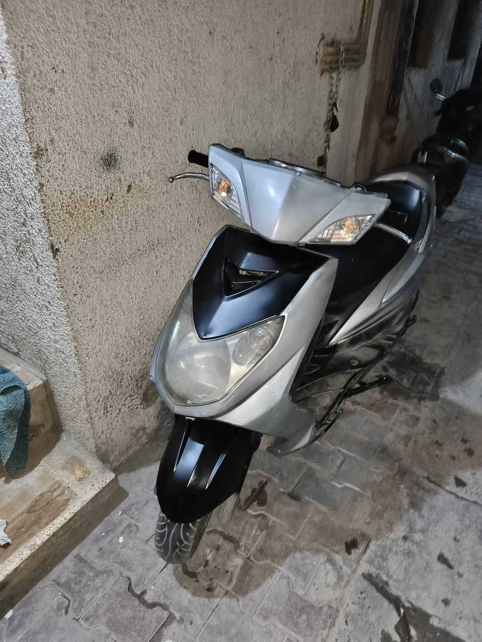 سلام عليكم 
دراجة سنكس فحل ياباني  دراجه خير من الله دراجه تغشلها وتروح ما تصلح شي وراها نكره سلف بكل وقت هندر بكل وقت دراجه نظيفه الى درجة ومثل ما تشوف كدامك زوج تايرات جديد دبلات أماميه جدد دراجه خير من الله بس تشغل وتتطلع ما ادور شي وراها  عنواني بغداد باب الامعظم السعر 550 الف 
للاستفسار الاتصال ع الرقم 
***********
