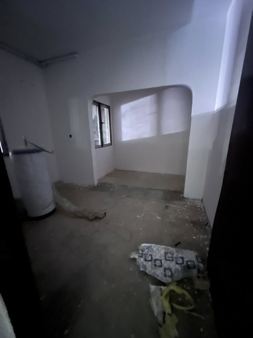 لليجار شقه مجمع ٥ للشقق لبيض طابق اول قريبه كليه الشعب تحتوي صاله مطبخ خدمات غرفتين نوم الايجار ٦٠٠ الف الشقه تسلم مصبوغه وكهربائيات كامله جديده تتسلم ٦٠٠ الف بيها مجال جدا بسيط 
***********
