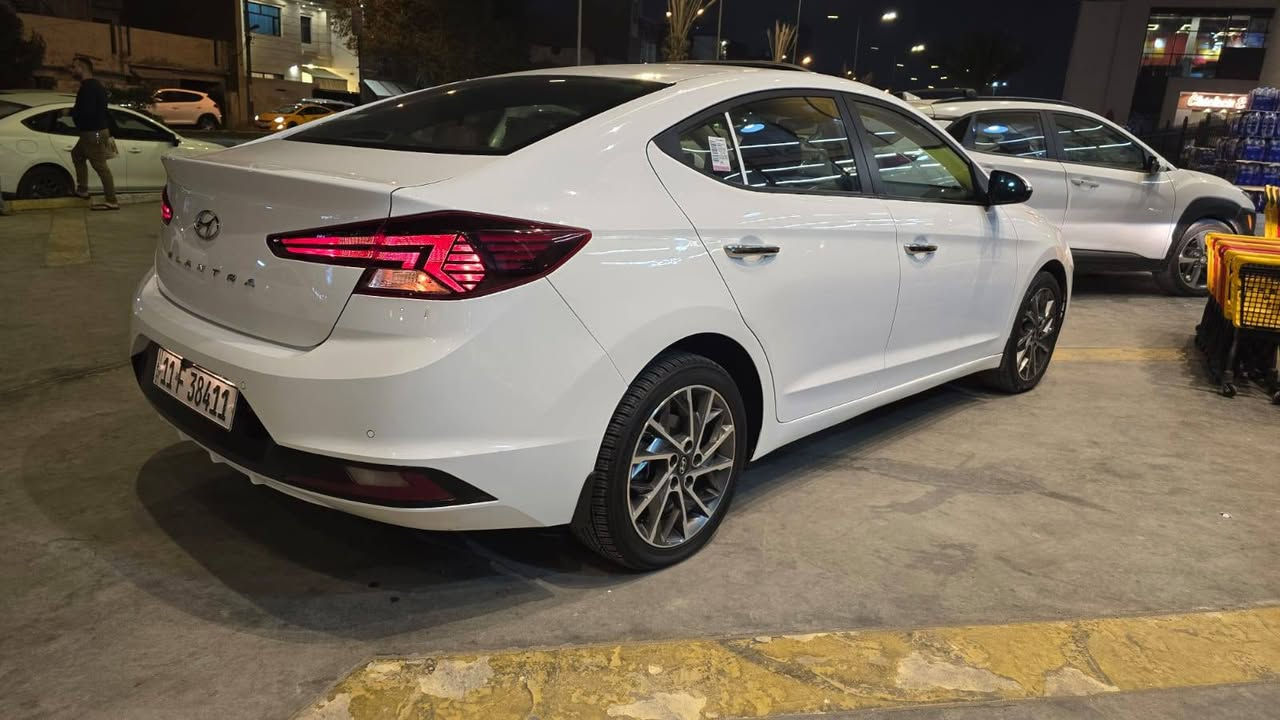 النترا خليجي ٢٠١٩ فول مواصفات
بعدها بتايرات الشركه
ماشيه ٦٥ الف وبسمي
محرك ٢٠٠٠ دوش المرغوب
كفاله من الضربه والصبغ والبارد
اخوان السياره على ايد وحده من الشركه بسمي وتحويل 
***********
السعر ١٦٢ وبيها مجال لشراي ويدلل
