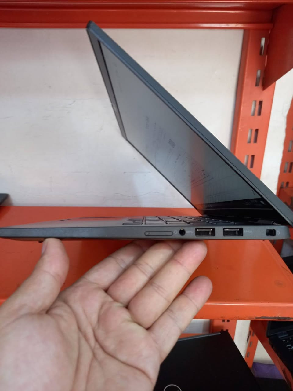 لابتوب دل 7410 dell
الجيل العاشر
المعالج كور اي 5 الجيل 10
الهارد    256    ssd  m.2
الرام  16.  ddr4 
كارت الشاشة  8  شير 
حجم الشاشة  14 
الشاحنة اصلية 
يحتوي على منفذين تايب سي للشحن او نقل البيانات
نظام التشغيل ويندوز 10 عربي انكليزي 
الملحقات شاحنة تايب سي  وجنطة 
السعر  300

***********
***********
يوجد توصيل

متوفر 
تتوفر مجموعة لابتوبات بأسعار مناسبة ومواصفات مختلفة
