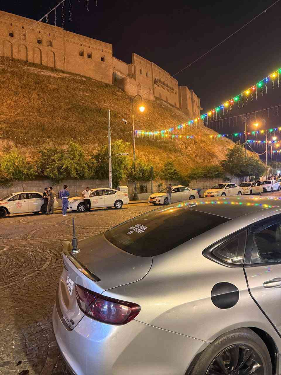 🚗 كرايسلر C200 موديل 2015 للبيع 🚗
المحرك: 6 سلندر، سعة 3600 ✈️ 
 ناقل الحركة (الكير): أوتوماتيك 9 نمر

🌟 المواصفات والكماليات:
 نظام دخول ذكي (تشغيل وبصمة أبواب)
 شاشة وسطية واضحة مع نظام بلوتوث
 تحكم ستيرن كامل وجهين نضام ترحيب
شفتات ستيرن رياضي 
 مثبت سرعة (Cruise Control)
 تبريد ثلج ما شاء الله 
 السيارة بحالة ممتازة ونظيفة جداً وجاهزة من كل النواحي سياره بيهة منضومة غاز فقط اسجلهة بل معمل (كير ومحرك وتكم بشرط الفحص).
 حادث امريكا: ضرر أمامي بسيط بجاملغ ايسر والبنيد نفسه راجع بجم كبس).
 ( او بارد باب جهة صدر الباقي مكفول 
💰 السعر: 100 ورقة او مراوس حسب قناعه
📞 للتواصل والاستفسار :  

***********

مكان السيارة: بابل / حله شارع 80
