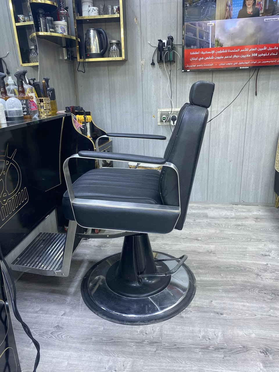 السلام عليكم 
كرسي حلاقة للبيع استعمال شهر واحد 
السعر 250
***********
