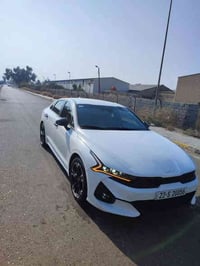 🔸️كي فايف K5لون  ابيض  موديل 2023 🔸️ترقيم جديد  🔸️باسم الشركه وكاله + ...