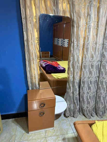 سلام عليكم غرفه اخشاب تركي نفرين تتكون من كنتور وميز مرايه وچربايه ومساعدتها وميز درور ومرايه عاموديه مع جرارات رقمي *********** البصرة
