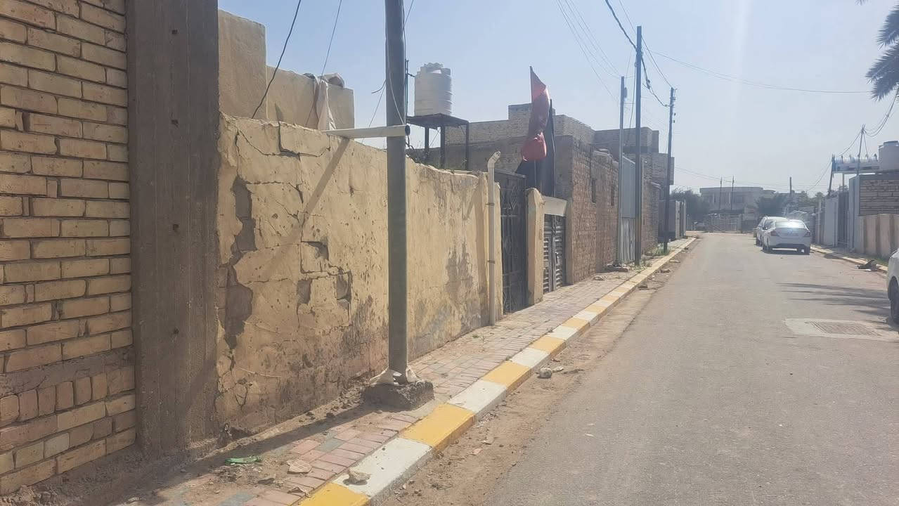 السلام عليكم
بيت طابو صرف مساحة ٢٠٤ متر 
يحتوي على براني و هول و ٢ غرف الثانية في الطابق الثاني صحيات خارجية 
موقع البيت مميز وحلو في شارع المجارش الفرع المقابيل هادي امريكا 
لمعرفة السعر وباقي التفاصيل الاتصال على الرقم ***********
