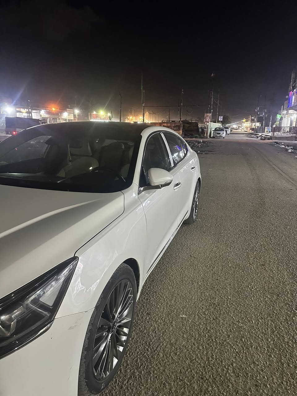 كيا كاتنزا 2019 وارد امريكي
الاضرار ٤ قطع 
المحرك والأداء
نوع المحرك: محرك (Lambda II) مكون من 6 أسطوانات (V6) بسعة 3.3 لتر.
القوة الحصانية: يولد المحرك قوة تصل إلى 290 حصاناً عند 6,400 دورة في الدقيقة.
عزم الدوران: يبلغ الحد الأقصى للعزم حوالي 343 نيوتن متر (أو 253 رطل-قدم).
ناقل الحركة: أوتوماتيكي من 8 سرعات مطور داخلياً مع خاصية "سبورتماتيك" للتبديل اليدوي.
نظام الدفع: دفع أمامي (FWD). 
Kia America Newsroom
Kia America Newsroom
 +5
المواصفات الخارجية (فل كامل)
الإضاءة: أنظمة إضاءة LED بالكامل (أمامية، خلفية، ومصابيح ضباب).
العجلات: جنوط ألومنيوم قياس 19 بوصة بتصاميم مميزة للفئات العليا.
السقف: فتحة سقف بانورامية واسعة.
الشنطة: شنطة خلفية ذكية تفتح تلقائياً عند الاقتراب منها. 
YouTube
YouTube
 +3
المواصفات الداخلية والترفيه
المقاعد: مقاعد من جلد النابا (Nappa) الفاخر مع خاصية التدفئة والتبريد للمقاعد الأمامية.
الشاشة: شاشة معلومات وترفيه تعمل باللمس تدعم أنظمة Apple CarPlay و Android Auto.
النظام الصوتي: نظام صوتي فاخر من نوع (Harman Kardon) أو (Infinity) بـ 12 مكبر صوت حسب السوق.
التكنولوجيا: شاشة عرض على الزجاج الأمامي (HUD) وشاحن لاسلكي للهواتف الذكية. 
YouTube
YouTube
 +3
أنظمة السلامة ومساعدة السائق
الكاميرات: نظام رؤية محيطية (4 كاميرات) توفر رؤية 360 درجة.
الحماية: وسائد هوائية أمامية وجانبية وستائرية للحماية من التصادمات.
المساعد الذكي: يشمل رادار النقطة العمياء، نظام التنبيه من التصادم الأمامي، ومثبت السرعة الذكي (التكيفي).
الحساسات: حساسات ركن أمامية وخلفية لتسهيل عملية الاصطفاف. 
 المسافة المقطوعة: 79:000 mil 
السعر 155$
***********
