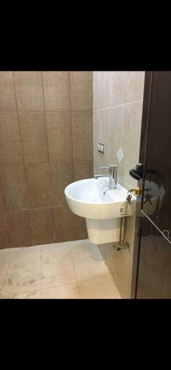 🔱 تحية طيبة ❤️‍🔥
✨شقة للإيجار التجاري طابق ارضي 🏡
📍اليرموك - قرب جامع الداخلية 
تحتوي الشقة ع
غرف نوم عدد 1 صالة 
خدمات صحية عدد 1
تصلح عيادة او مكاتب أو شركة 
الشقة (زنجيل) ع شارعين 
🔸ملاحظة:السعر مناسب جدا 
💰لمعرفة السعر وباقي التفاصيل 
📱للتواصل ع الأرقام التالية⚓️
***********
***********
رمز ✅ البحث 69 متواجدين ع الواتساب 
✨ نستقبل جميع العروض والطلبات العقارية ✨