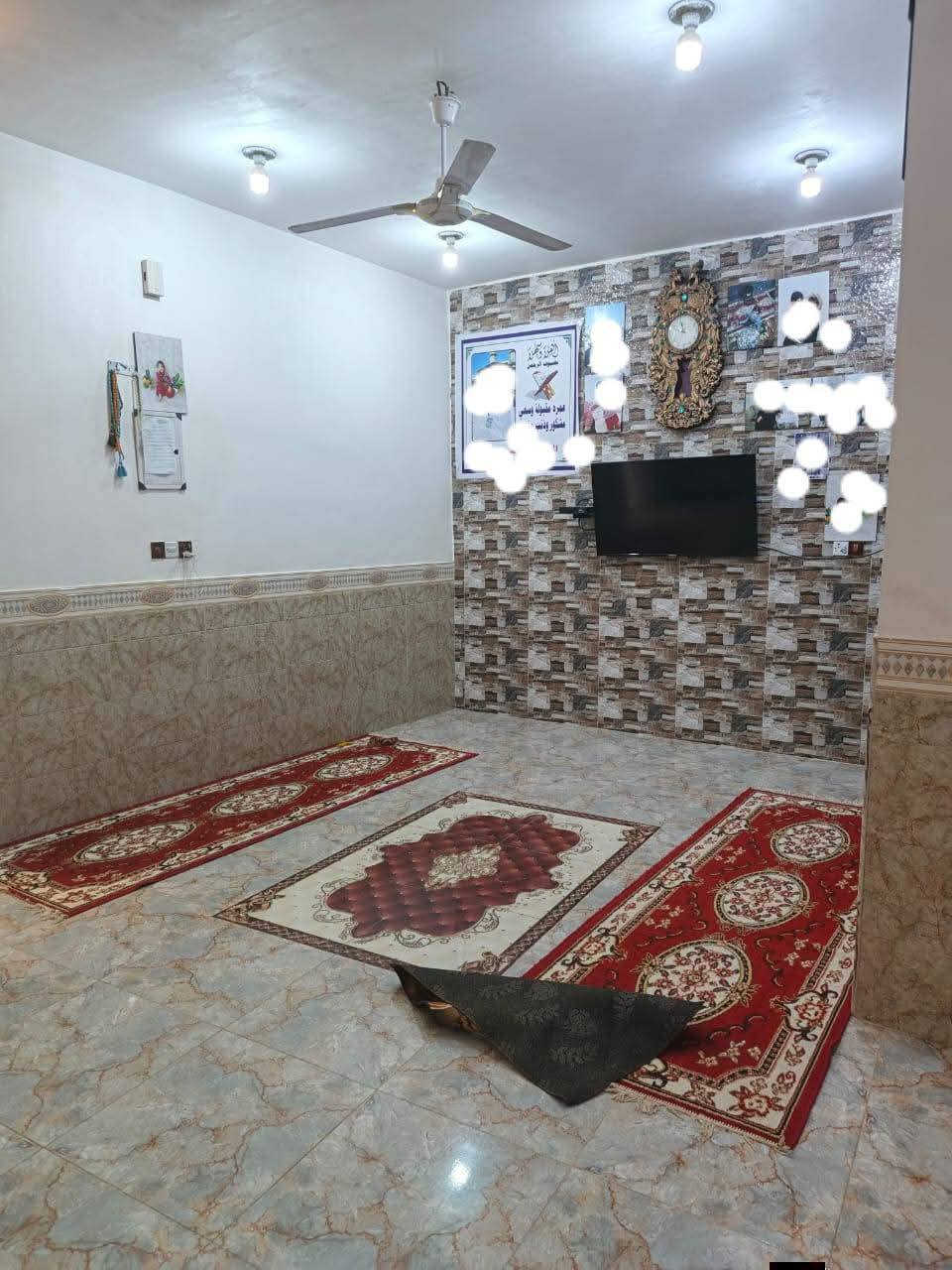 السلام عليكم بيت في حي الحكيم صفحه الدبيه
غريب على فرن العلم 
البناء طابوق 
البيت غرفتين وصاله ومطبخ واستقبال وصحيات خارجيه وداخليه 
المساحه 210
الوجه10
النزال21

الاستفسارات اتصل على الرقم ***********
