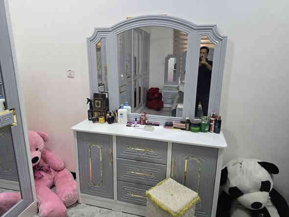 سلام عليكم غرفه نوم للبيع عنواني بغداد دوره ابو دشير رقم مبايل ***********
