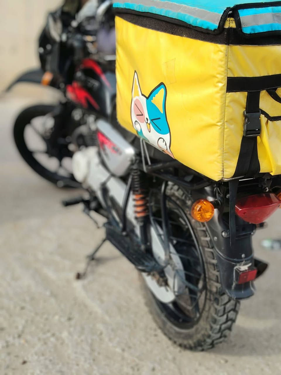 سلام عليكم  دراجه للبيع مرقمه كامله موديل ٢٠٢١ محرك ٢٣ مبدل بدايت تبخير دراجه نضيفه نكره سلف السعر مليون ٨٥٠ الف وبيله مجال مكان الكراده الشراي يتصل ***********
