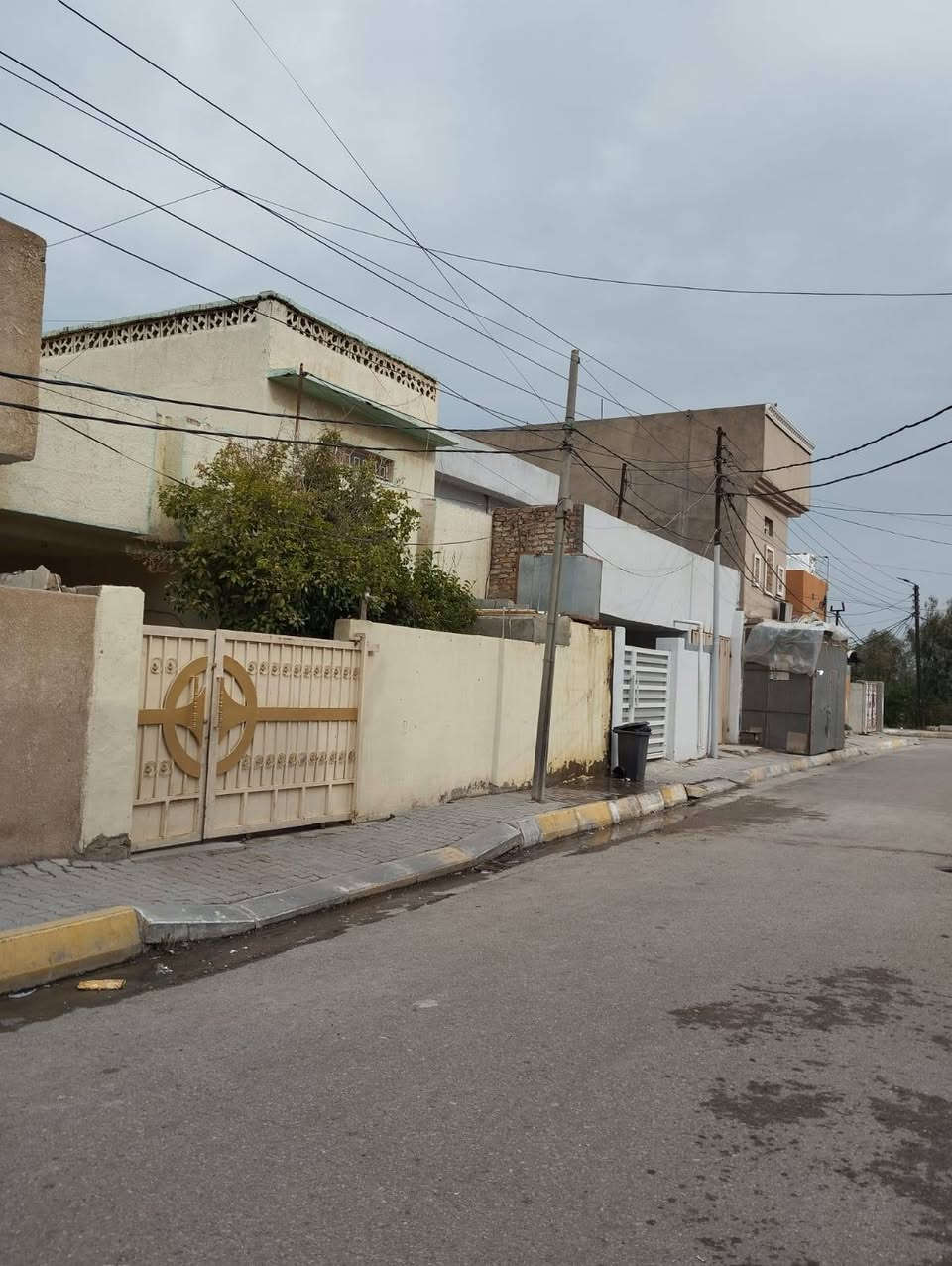 🏠 فرصة مميزة لامتلاك دار في موقع ممتاز
دار للبيع 150 متر بطابقين، تصميم عملي ومناسب للعائلة 👨‍👩‍👧‍👦
🔹 تفاصيل الدار:
✔️ الطابق الأول: استقبال + هول + غرفة نوم + مطبخ + حمام
✔️ الطابق الثاني: غرفتين نوم
✔️ كراج سيارة 🚗
✔️ حديقة 🌿
✔️ تواليت شرقي وغربي خارجي
🧱 البناء طابوق
🏠 السطحان كاشي
📍 الموقع: بعقوبة ــ التحرير – حي العمال
مقابل مشروع ماء الجاهزة
خلف الفوج السابع
💰 السعر: 170 مليون قابل للتفاوض
📞 للاستفسار:
***********
***********
