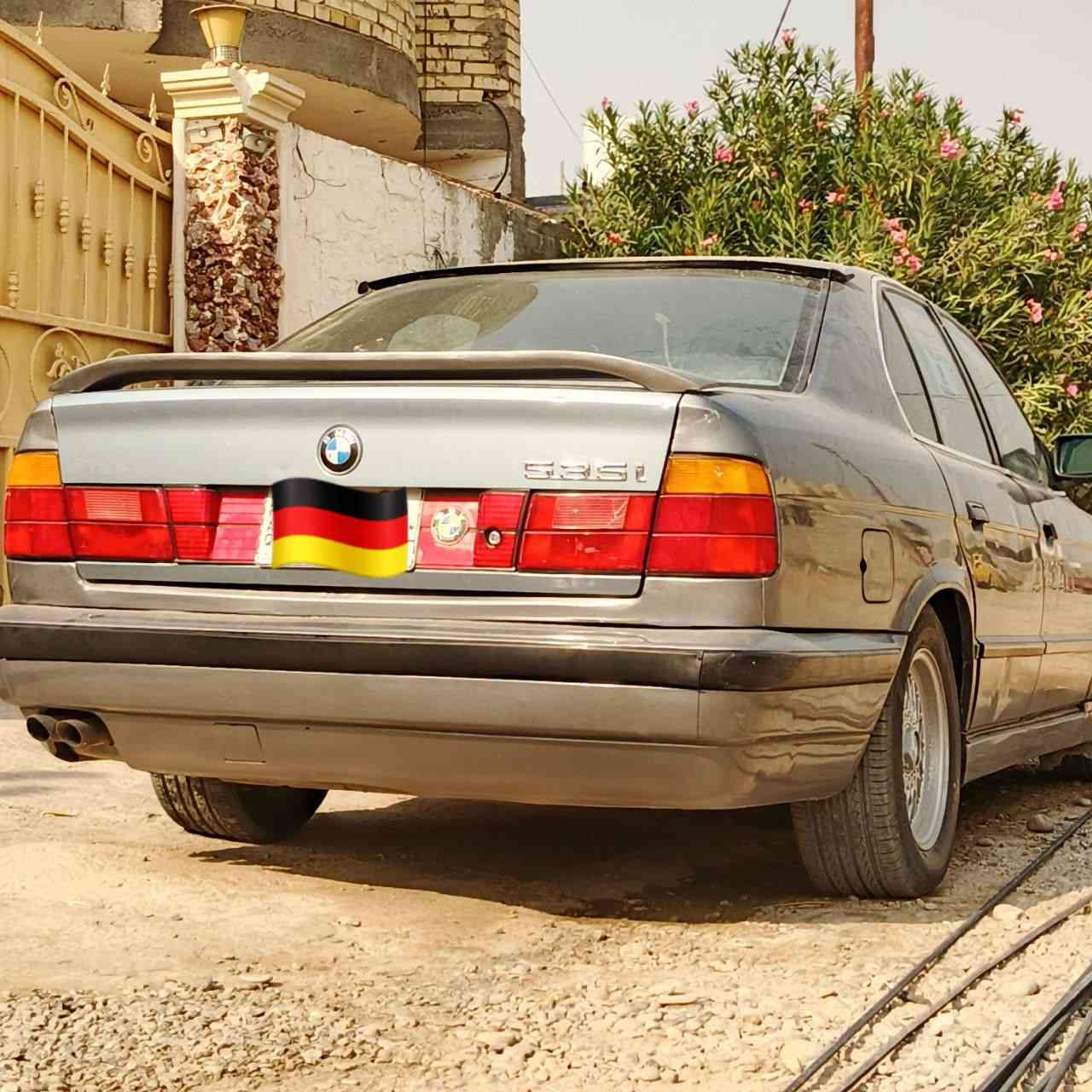 السلام عليكم .
بي ام 535i .
موديل 1991.
مكينه 3.5 اصل v6 .
كير اوتو .
تبريد تدفئه .
كهربائيات كلهه شغاله .
الداخل جديد .
جام كهرباء .
باتري جديد  .
تايرات جدد .
ويل نحله جديد .
وبيهه منضومه زنون .
حداديه صدر أمامي خلفي كلهه جديد .
رقم بغداد تحويل ثاني يوم .
سعر السياره 55 وبيه مجال .
الاستفسار .
***********
