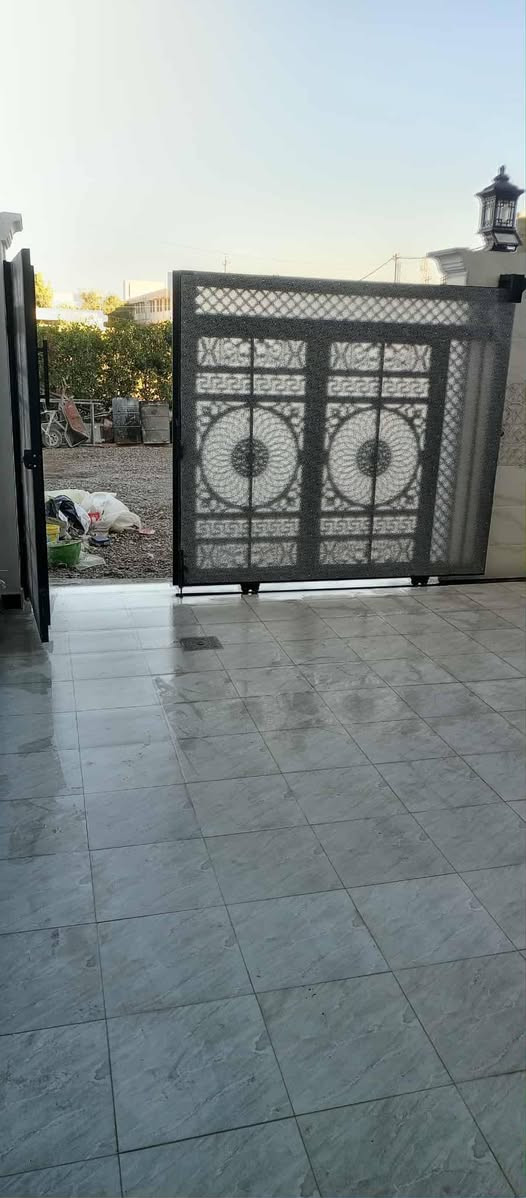 بيت للبيع 
في حي الضباط الرابعه 
المساحه 150متر 
على ساحه 
البيت مكون من 4غرف نوم 
السعر 175مليون 
مكتب عزت للعقار شارع 60قرب جامع التقوى مقابل المول الجديد في حي التأميم 
هاتف 
***********
***********
