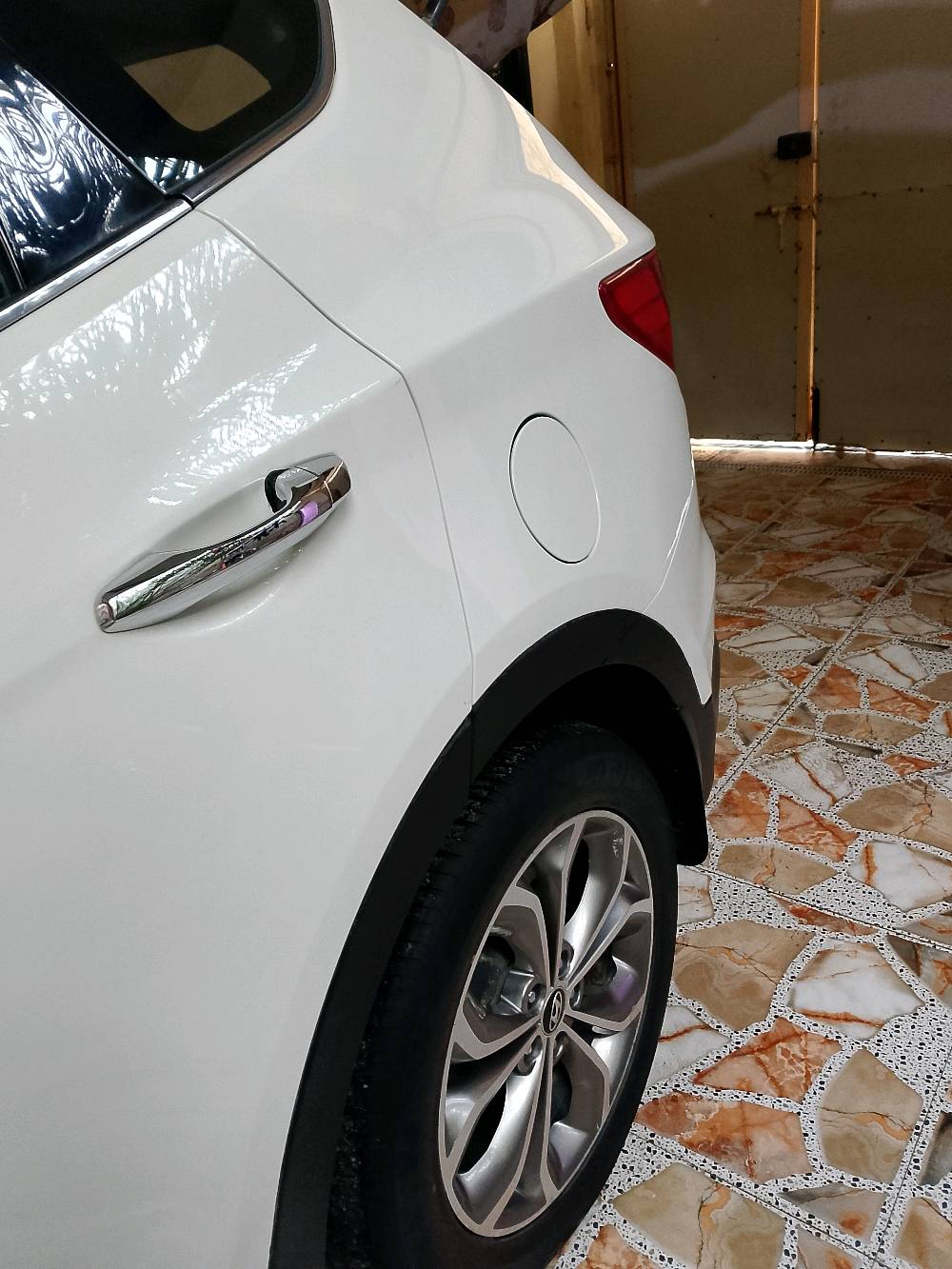 سنتافي خليجي 2013 رقم بصره باسمي سنويه ل2027 سبعه راكب تبريد 3 قطع بيه بارد بالباب عكس السايق والباقي كفاله كفاله من صدك مكينه وكير بلاد منظومة زنون عالي ناصي اصليات مو التجاري دوشمه وحداديه جديده شاشه جبيره كاميرا من الاخير سيارة شايب وعندك الحساب صار سبع سنوات جانيه نسيت شغله مكينه 4 سلندر دوش مداريه وايد وايد سبع سنوات ماماشي اكثر من 120 سرعه محد يصدك شايب بنظارات طبيه والسلام ختام 