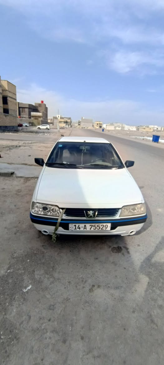 بيجو 405 موديل 12 خصوصي رقم بصرة ومكاني الجمهورية  بأسمي 
سنويه جديده ورقم انكليزي لل31 سياره جاهزه 
التبريد نقص غاز فقط كمبريسر شغال 
السعر 35 قفل ***********

