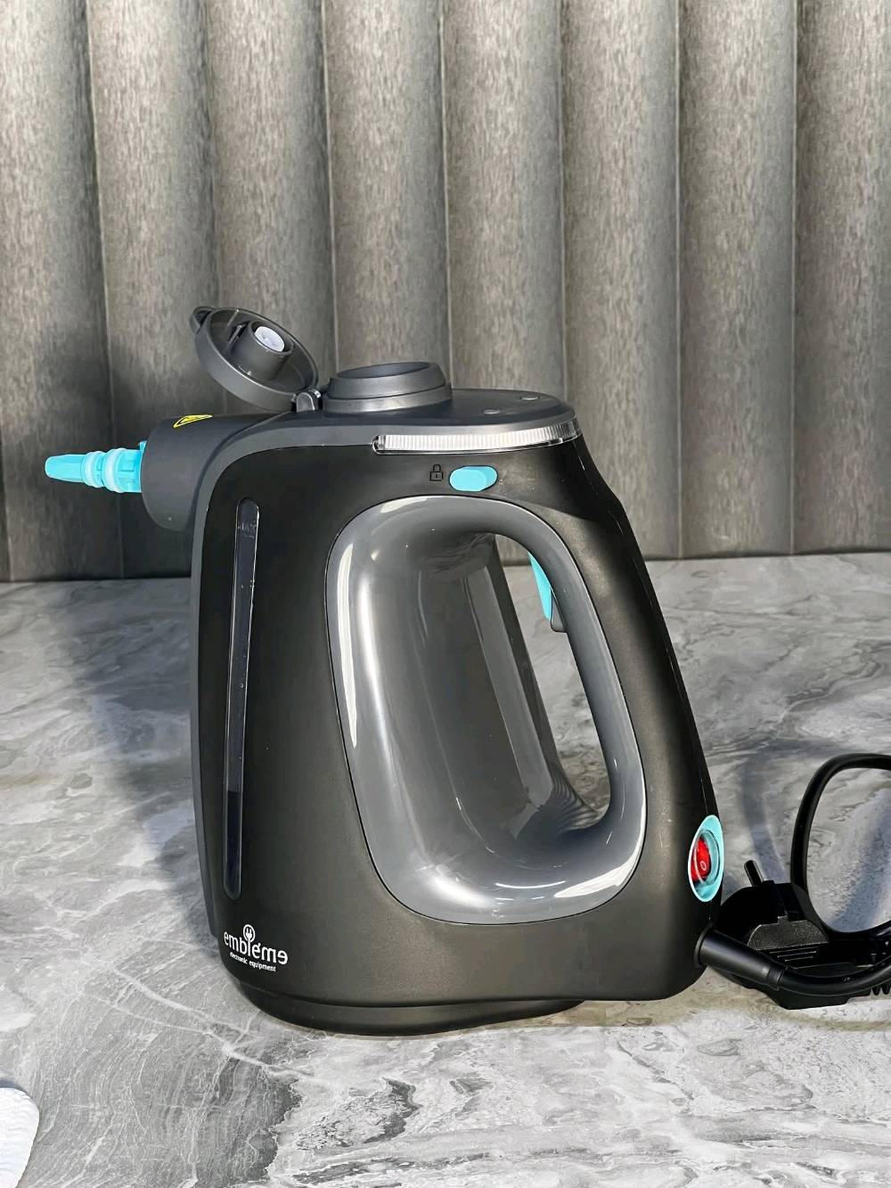 منظفة السحرية البخارية 8 في 1 – من أمبليوم

• تنظيف وتعقيم الحمامات والمطابخ والأسطح المختلفة
• تنظيف الأرضيات (سيراميك، خشب، رخام)
• إزالة الأوساخ والبقع من الأقمشة والمفروشات والستائر
• تنظيف الزوايا والأماكن الصعبة الوصول
• قوة بخار عالية 1350 واط بضغط 3 بار لتنظيف عميق
• تسخين سريع خلال 30 ثانية
• خزان ماء بسعة 550 مل لاستخدام أطول
• جهاز 8 في 1 مع ملحقات متعددة
• سلك كهربائي بطول 2.5 متر لحرية الحركة
• تصميم مدمج وخفيف وسهل الاستخدام
• آمن بمعيار IPX4 المقاوم للماء
• تعقيم فعّال بدون الحاجة إلى مواد كيميائية