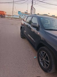 جيب شيروكي تريل هوك 2018 فول مواصفات جكات سلايت نقطة عمياء  وضعيات قيا...