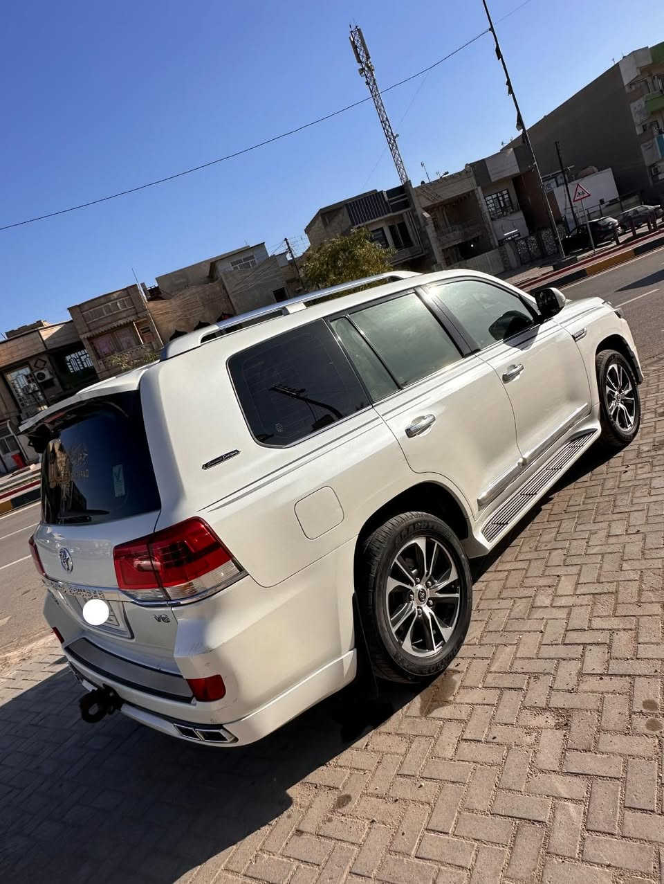 ‏بسم الله الرحمن الرحيم 
لاندكروز مديل 2020 {ساز } باب الاول  
رقم بغداد  
ماشيه 101 الف حقيقي  
مكفولة كفاله عامه 
كير مكينه حداديه 
{فقط بارد موضح في الصوره }
شاحن لاسلكي
1 بصمه +
2- سلايت
3- كشنات جلد + كشنين كهرباء + كشن السائق 3 حركات
8 -4 ارباك
5- شاحن لاسلكي
7- مري شفط + مري قلاب عند الرجوع + اشاير بالمري
8- اشاير لكزز + لايت اسود
9- حساسات امامي خلفي
10 - كامره
11- زراك لايت
12- طفايه
13- تشغيل عن بعد
14- اناره داخليه
15- دوس علامه لاندكروز ضوئيه
16- دبل ماوس
17- ثلاجه + فور ويل
18- جام يصعد وينزل عن طريق البصمه
معرفه بعد موصفاته .
💰 السعر:  570 بيه مجال قابل للتفاوض
📍 الموقع: بغداد
  📞   رقم تواصل : ***********
