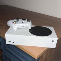 للبيع اكس بوكس سيريس أس ويا جوستكين وكيبلات الاصلية نظيف ومداخل تصليح ...