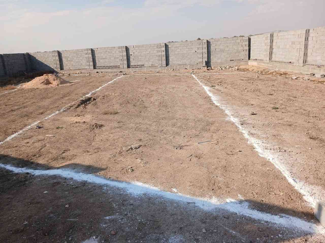 كربلاء ٣ قطع بمساحة ١٤٠ن٢(٧×٢٠) على شارع ٢٥ متر / البزل الرئيسي ***********
