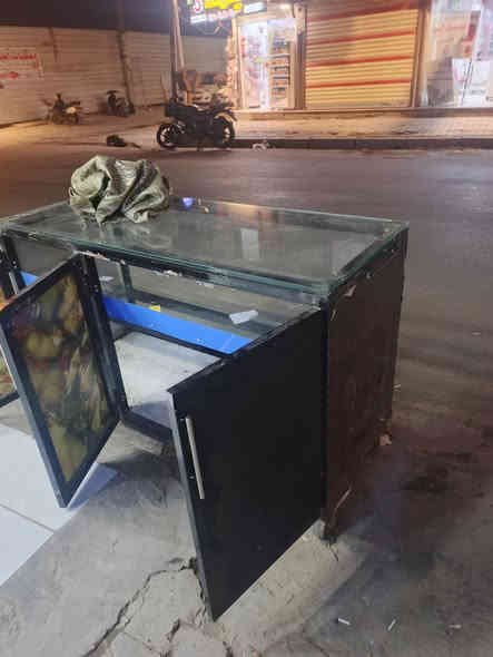 فاترينه للبيع العنوان الحريه الاولى قرب تقاطع العياده 
السعر 100
***********
