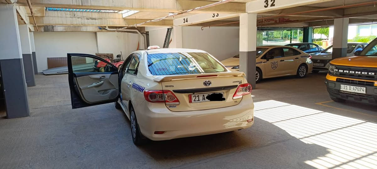 کڕۆلاتەکسی 2013 
مەکینەبچوک خسوسی کراوە بە تەکسی 
سەنەوی تا 2030بەناوی خۆمە 
سێ سویچی لەگەڵە 
دوو پەڵە معجونی پێوەیە بێ ناوگرتن 
دوو دەسی کردوە هی مەعرەز نیە هی خۆمە 
تەعدیل سورعەو باڵ 
کوشن سیاحی کوشنەکانی بەرگی جوان تێ گیراوە 
و ئایپاود و سوکان فۆلیۆم 
نزیکەی بای 3 بۆ 4 وەرەقە بەس جوان کاری پێوەییە 
گاعی قاڵب 
گێر و مەکینەی بەشەرت 
138 کەمێک معامەلە 
*********** السليمانية, العراق
