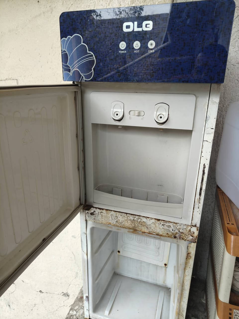 السلام عليكم للبيع براد حار بارد المي اذا مو ثلج لا تاخذه فقط بهاي الخياس والباب مكسوره وقفله 25 مكاني بغداد شارع حيفا***********
