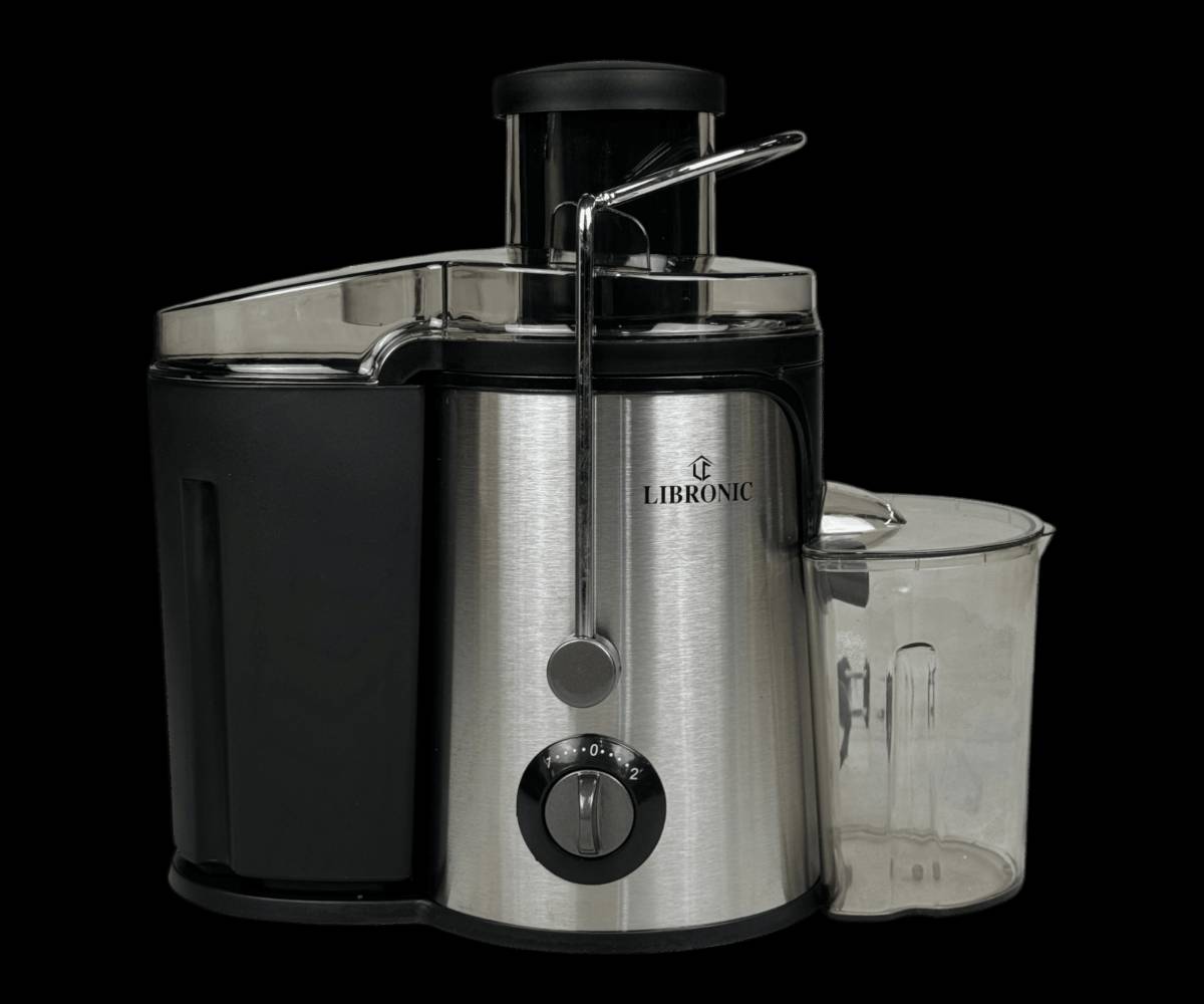 معصارة فواكه من ليبرونيك LC-336

الاستخدامات

تحضير العصائر الطازجة من الفواكه والخضروات الصلبة والناعمة

مناسب للاستخدام المنزلي أو التجاري في المطاعم الصغيرة

إنتاج عصائر صحية بشكل سريع وفعال

المميزات

تصميم عصري وأنيق مصنوع من الفولاذ المقاوم للصدأ لضمان المتانة والجودة

سهولة الفك والتركيب للتنظيف اليومي

قناة إدخال واسعة بقطر 70 مم لاستيعاب الفواكه كاملة دون تقطيع مسبق

محرك قوي بقدرة 950 واط لتوفير أداء ممتاز وسرعة في العصر

إعداد سرعتين لتناسب مختلف أنواع الفواكه والخضروات

حاوية لب السائل بسعة 500 مل وحاوية عصير بسعة 1 لتر

أبعاد المنتج: ارتفاع 31 سم، عرض 29 سم، طول 20 سم

طول السلك الكهربائي: 100 سم

قاعدة مقاومة للانزلاق لضمان الثبات أثناء التشغيل

فلتر داخلي مصنوع من الفولاذ المقاوم للصدأ لضمان تنقية العصير من الشوائب

ضمان لمدة سنة واحدة من تاريخ الشراء