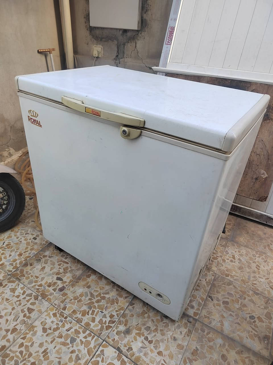 مجمد حجم وصط كشر فقط مايشتغل بدون ماطور السعر 25 الف مكاني جانب الأيمن حي 17 تموز ***********
***********
