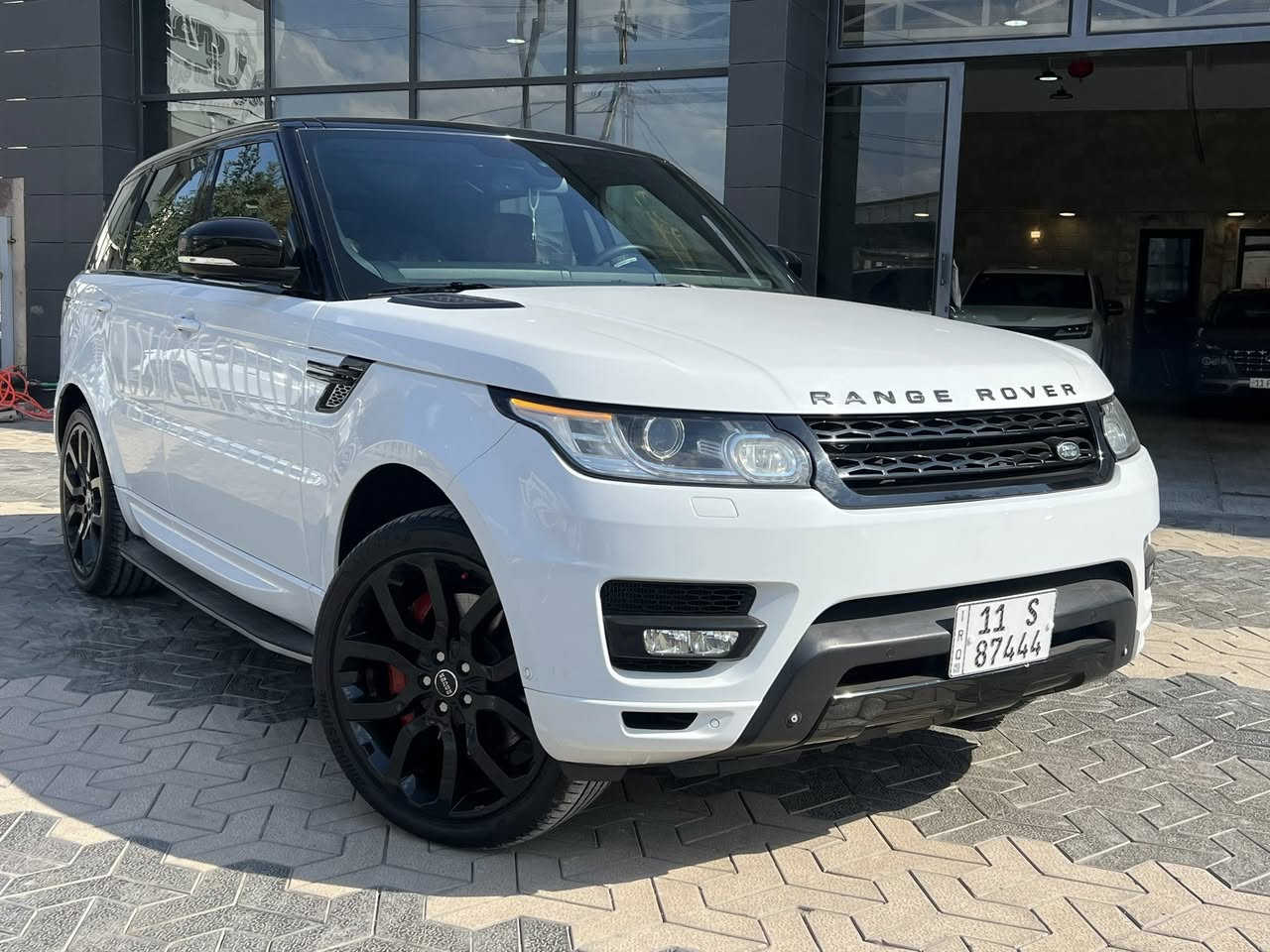 السلام عليكم ….
🔺رانج روڤر اوتوبايغرافي ..داينميك 

🔻موديل:2014 

🔹ماشية: 88 الف كيلو بعدها جديدة لوكك

🔸8 سلندر سوبر 

🔷كير مكينة بشرط مكفولات برغي ممفتوح بيها .👍🏼

مواصفات : فول  ميحتاج اذكرها كلها ( بانوراما ،، ابواب شفط ، شاشات خلفية،، كامرات ٣٦٠،،كشنات امامي خلفي تدفئة تبريد ،،ثلاجة،،، وباقي مواصفات الرانج الفول )

🔶السيارة خليجية وكالة بدون تبديل بيها بخ بربع جاملغ خلفي والباب الخلفي بدون فتح ..

🟥عليها سيرفس كامل وكلشي مفاتح ولا مبدل بيها ( لاتنقص ميي ولا دهن..) على وضع الشركة ميكانيك ..جوبلسات بلاديه لا مفتوح ولا مبدل ..تايرات برجستون اصليات وكالة..
( كير+ مكينة+جوبلس+شفط ابواب) وكالة تاخذ متصرف ربع على ايشي من هذني 

السيارة كلش جديدة تاخذها ربع متصرف عليها 

📍مكان السيارة : بغداد …

السعر : 30,000$ وبيها مجال بسيط 

رقم وهزة جديد بإسمي ( ثاني يوم تحول)

☎️شراي خابر وتدلل : ***********

وبي واتساب ♥️
