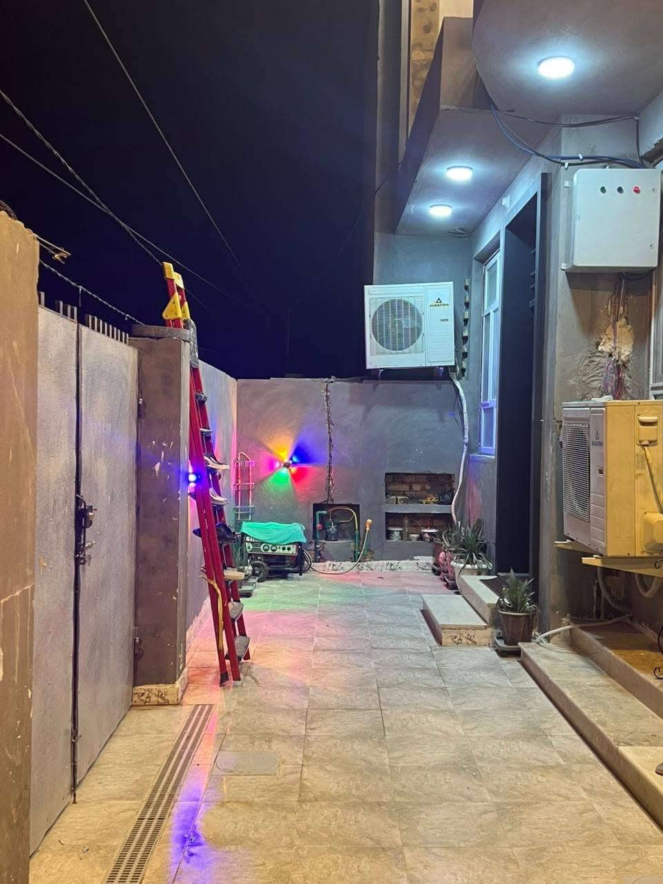 السلام عليكم 
دار للبيع في شارع ٨٠ قرب الشارع العام طابو صرف المساحة ١٢٠م واجهه ١٢م بناء درجة اولى قبل ايام كمل يحتوي على ثلاث غرف نوم  وصحيات ٣ وكليدور وصاله البيت طابقين بناء ٢٠٢٦ السعر ١٥٥ مليون وقابل للتفاوض للاستفسار الاتصال ***********
