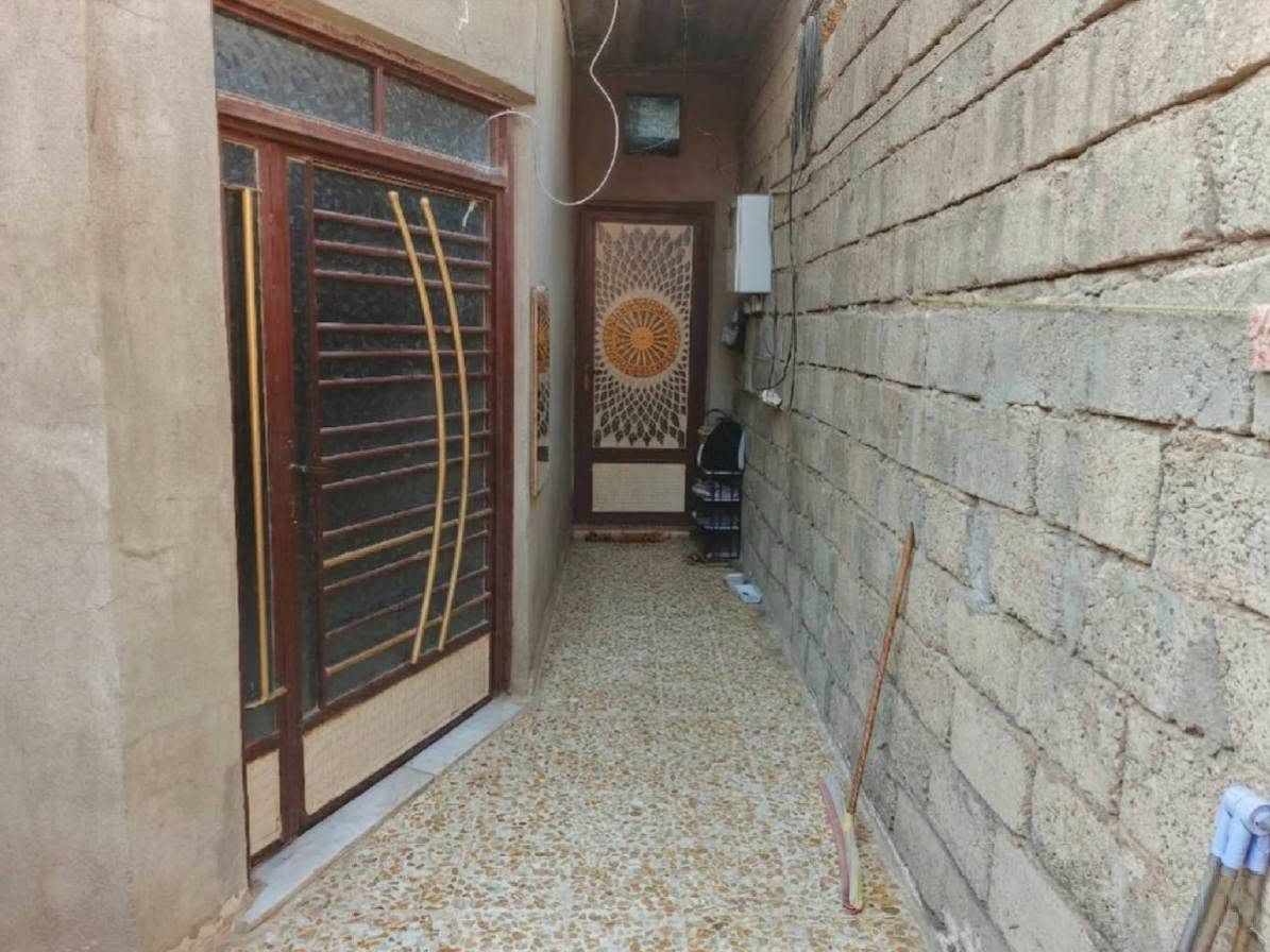 السلام عليكم...
دار للبيع في حي الكرامة قرب مول كنان 
مساحة الدار ١٠٠ متر باص الواجهة ٥ والنزال ٢٠ متر 
      الدار يتكون من طابق ونصف 
ط١... صحيات ..واستقبال ومطبخ وهول ومنور وغرفة نوم 
ط٢ ... هول ومخزن وغرفة نوم  ....هيكل ....وسطح 
 ملاحظة ..الطابق الاول  ينقصه فقط تشطيبات اللبخ جدران  + سقوف البيت  ...البيت صالح للسكن بناء حديث ٢٠٢٠ 
خدمات كاملة ماء .. كهرباء  ...مجاري 
الموقع ... يتميز الدار بموقع مميز  يبعد عن مركز صحي الكرامة فقط ٥٠٠متر وقريب من ١ المدارس ٢ مركز شرطة ٣ الجوامع 
يبعد عن سوق الكرامة ٣٠٠متر  وعن سوق ال١٩.  ٢٠٠ متر 

البيت سند طابو  سكني ملك الشرعي موجود صاحب البيت لديه تمليك قضائي 

السعر ٧٢ مليون وقابل للتفاوض 
للتواصل والاستفسار *********** واتساب فقط
