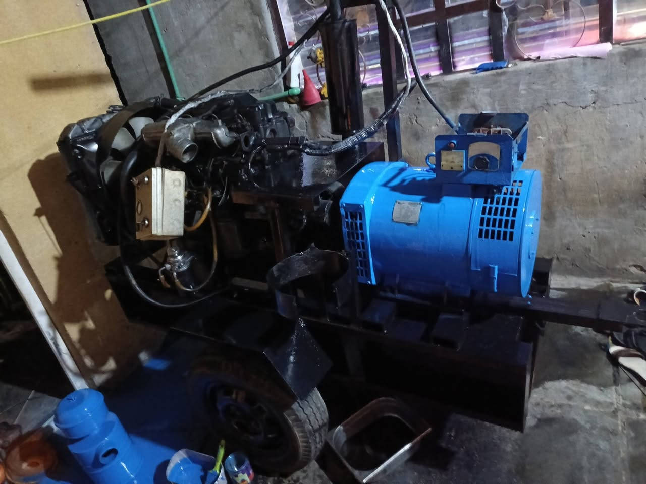 سلام عليكم
مولد كهربائي للبيع محرك كيه ٢٧٠٠١  مدكه جديده وبم جديد 
ومحرك خير من الله رأس توليد ٣٠كيفي شاصي متين تايرات جدد مال بيت ما متعوبه وما مشتغله هواي شغاله على الفحص تحميل عليه يله تاخض صبغه جديده 
السعر 15$عنوانه بغداد السياحي ***********
