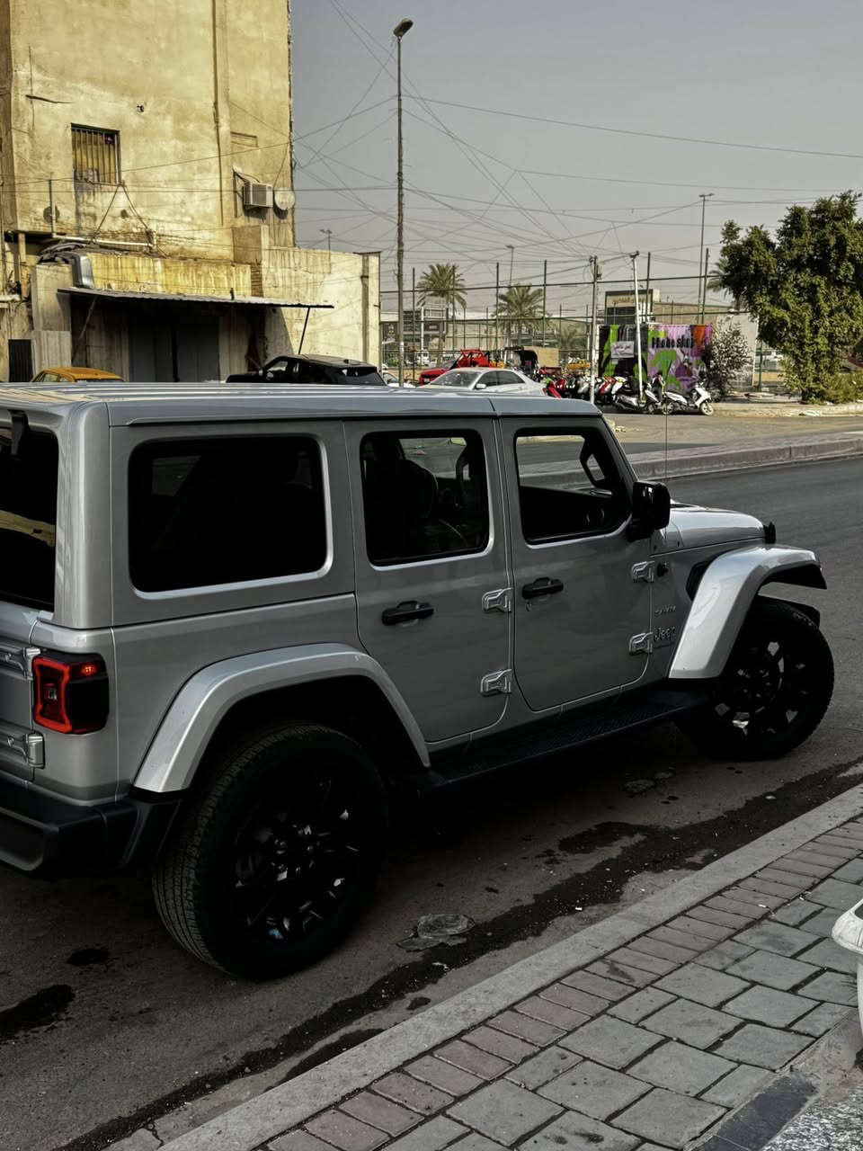 السلام عليكم جيب رانكلر صحارى 4Xe 2023  لون سلفر 
 دخول جديد

‏Jeep Wrangler 4Xe 2023 2.0L 4

حجم المكينه : 2000 تيربو + هايبرد + هجين شحن خارجي
المسافه المقطوعه : 21000       
                       السياره حادث بسيط جدا فقط البنديد مبدل ومصبوغ 
                  

المواصفات
بصمة تشغيل وابواب 
تشغيل عن بعد 
شاشة كبيرة 
جلد 
تدفئة كشن وستيرن 
دمام خلفي 
لايت عدسات زنن
لو كير 
السقف ٣ قطع يتفصح تصير كشف 

للاستفسار الاتصال على الرقم

***********
مكان السيارة شارع فلسطين 
السعر 275 وبي مجال
