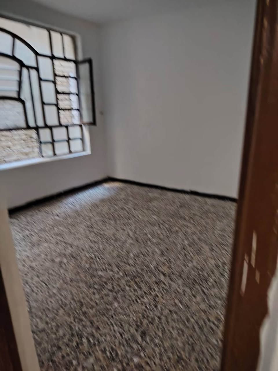 دار للبيع مساحة ١٠٠م الجبهه١٠م طابق واحد بناء طابوق ملك زراعي استقبال كبير اغرفه واحده مطبخ صحيات مع بيتونه السطح شتايكر الموقع كميره بداية قرية حجي صبر للاتصال *********** واتساب ***********
