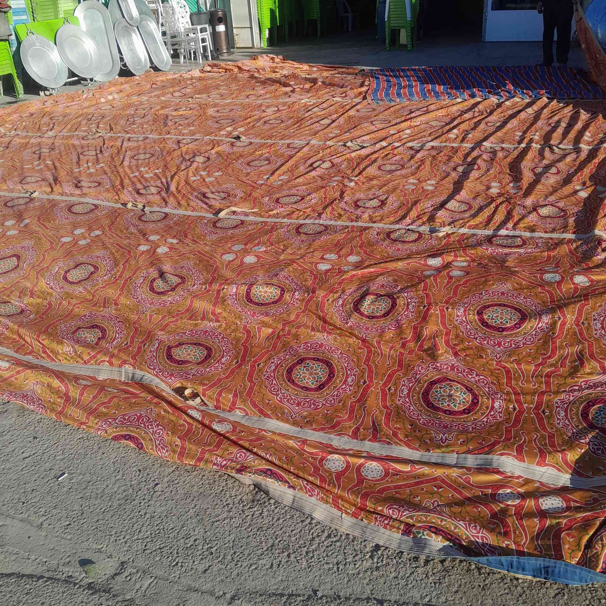 السلام عليكم جادر للبيع شبح العرض ٥ ونص والطول ١٨ متر ١٠ اقواس قطعتين قماش مستعمل نظيف كلش السعر ١٥٠٠ وبي مجال مكاني بغداد السيديه ***********
