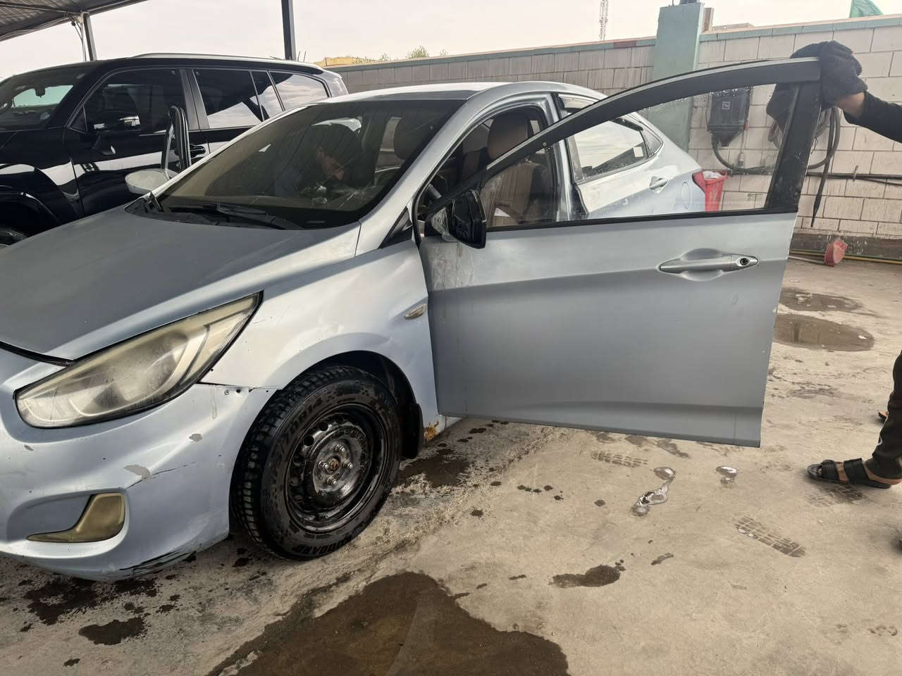 أكسنت موديل ٢٠١٣ ماشية ٢٩٠ الف مصبوغة صبغ عام مكينة مجفتة السيارة ماتتحول ابيعها ادوات وصار بيها حادث قبل يومين تضررت دعامية وحاظن والشبجة مال راديتر التبريد السيارة سعرها ٣٥ وبيها مجال قليل مكاني البصرة للاتصال ***********
