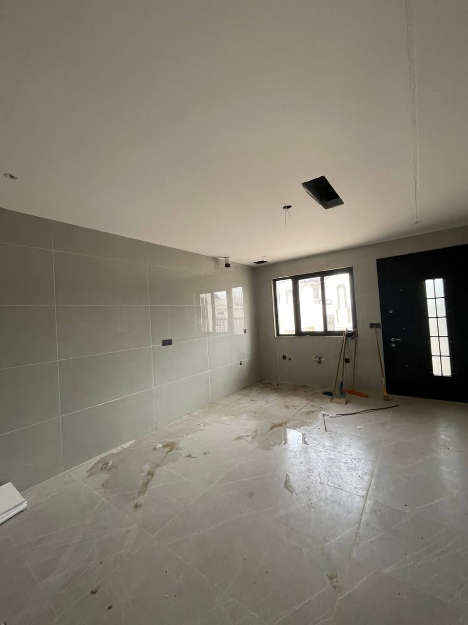 نعلن لكم عن توفر وحدة سكنية ركن  على أربع شوارع موقع مميز جدا للبيع 

في مجمع روان ستي 2

جاهزة للسكن و تسليم مباشر للمشتري 

موقع المجمع : سايدين كوباني خلف المحافظة الجديدة

مساحة الوحدة السكنية : 200 م ركن 

التفاصيل 
تتكون من طابقين استقبال ومطبخ وصحيات   وغرف نوم عدد ٣ وهول وحديقه وكراج سياره 

موقع الوحدة : ركن ومميز على أربع شوارع 

علما انه تم اجراء تعديلات و اضافة لمسات راقية على الوحدة السكنية من قبل صاحبها 

السعـــر : عل خاص لطفاً 

* نستقبل جميع عروضاتكم السكنية 🏠 والتجارية 🏡 بكافة مناطق كركوك  
............................_.....

للمزيد من المعلومات اتصل بالأرقام التأليه ***********
او مراجعة مكتب عدن 
الكائن في 
سايدين حي عدن بدايه سايدين مقابل مجمع الجوهره السكني
