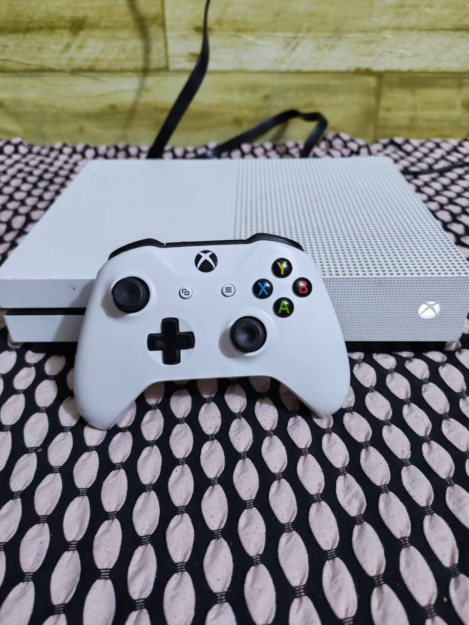 اكس بوكس وان اس  ذاكره نص تيره مع يده واحده واشتراك كيم باس شهر جهاز نضيف كلش  بغداد الحسينيه  ***********
