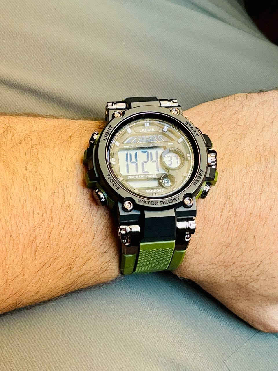 .
## ⌚️ الأناقة الرياضية في ثوبها الجديد – ساعة LASKA

اجمع بين العصرية والعملية مع ساعة AIKE AK-611 الرقمية 
 تصميم يدمج بين المظهر الرياضي الكاجوال والنعومة اليومية، ليكون الرفيق المثالي لكل الأوقات.

### ✨ أبرز المميزات:
 * تصميم انسيابي مريح: تأتي بهيكل بيضاوي ناعم مع سوار سيليكون مرن ومقاوم للتعرق، ليمنحك راحة تامة أثناء ارتدائها طوال اليوم.

 * شاشة رقمية واضحة: عرض متكامل للوقت، الثواني، والتاريخ (اليوم والشهور) برؤية ممتازة.
 * مواصفات ذكية وعملية:
   * إضاءة خلفية (LIGHT) لسهولة قراءة الوقت في الظلام.
#مقاومه للماء
   * منبه يومي (ALARM) لتنظيم مواعيدك.
   * خاصية التوقيت الرياضي (ساعة إيقاف/ستوب ووتش).
*معها بوكس اكلاريك
 * واجهة تحكم سهلة: أربعة أزرار جانبية بتوزيع كلاسيكي مريح للتحكم الكامل في الإعدادات (Mode, Light, Start, Reset).
السعر مفاجأة 🥹🔥🔥♥


**إذا كنت صاحب هذا الإعلان وتريد حذفه لأي سبب، رجاءا أرسل رسالة إلى الدعم الفني**