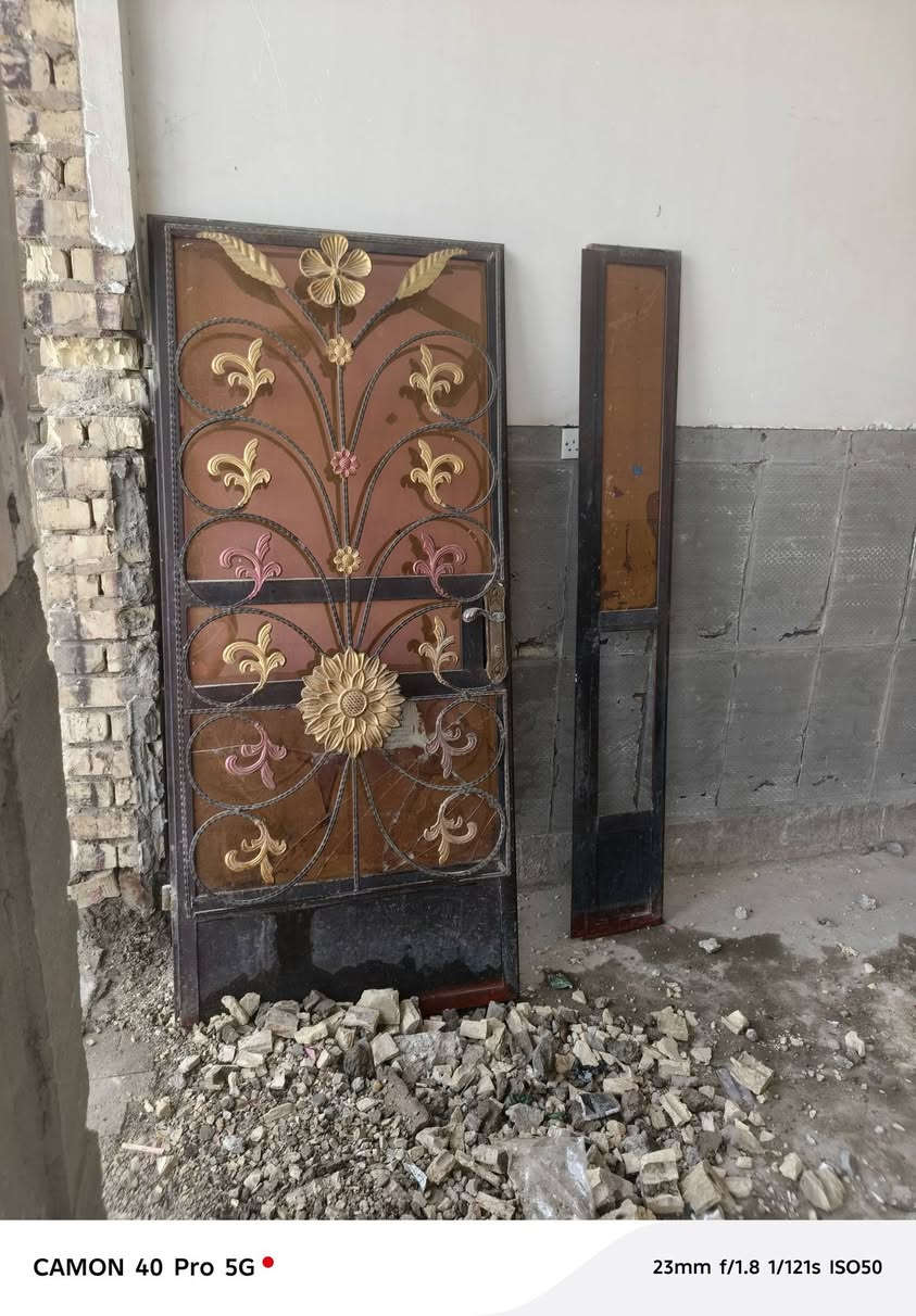 سلام عليكم
⭕ متاح للبيع 

الباب عرضه 125 وطوله 295
شباك عرضه 185 وطوله 250

📞 الاتصال ***********
