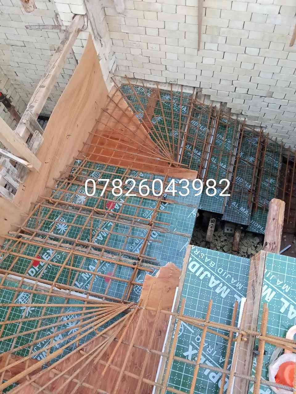 تم بفضل الله تعالى وبركاته صب سطح مساحته 190 متر في دور الضباط والتوفيق للجميع ان  شاء الله اخوكم احمد النجار لجميع اعمال النجاره والتسليح والصب عمل او كرسته وعمل ***********
