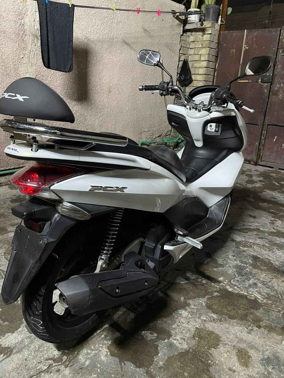 Pcx  150cc جيل اول
مكينه كفاله عامه 
حساس ازدحام 
استاند حساس 
فقط دكمه الدشبول عاطله 
والباقي موضح بلصور 
ترايك وين ميعجبك 
مكان بغداد جديده 
تواصل واتساب 
***********
السعر 11$ ونص اور مراوس
