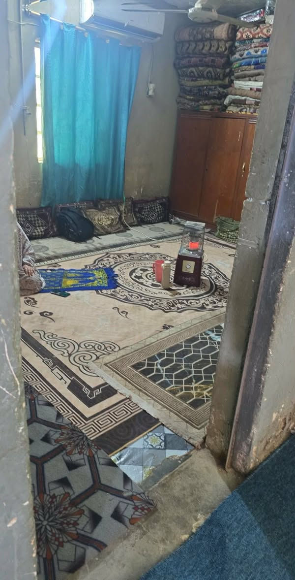 بيت عدال معالي بنزلت الغاز البيت يتكون من اغرف3 وهول اومطبخ اوبراني اوصحيات اوطارمه جبير المساحة 200متر البناء بلوك  اوبي كافت الخدمات اومدارس قريبه الجهد الهندسي جاي يشتغل بلشارع التبليط بلباب مشمول بلطابو زراعي مكاتبه عوزه بس الواجهيه يرادله لباخ االداخل كله سيراميك ب17قفل ***********
