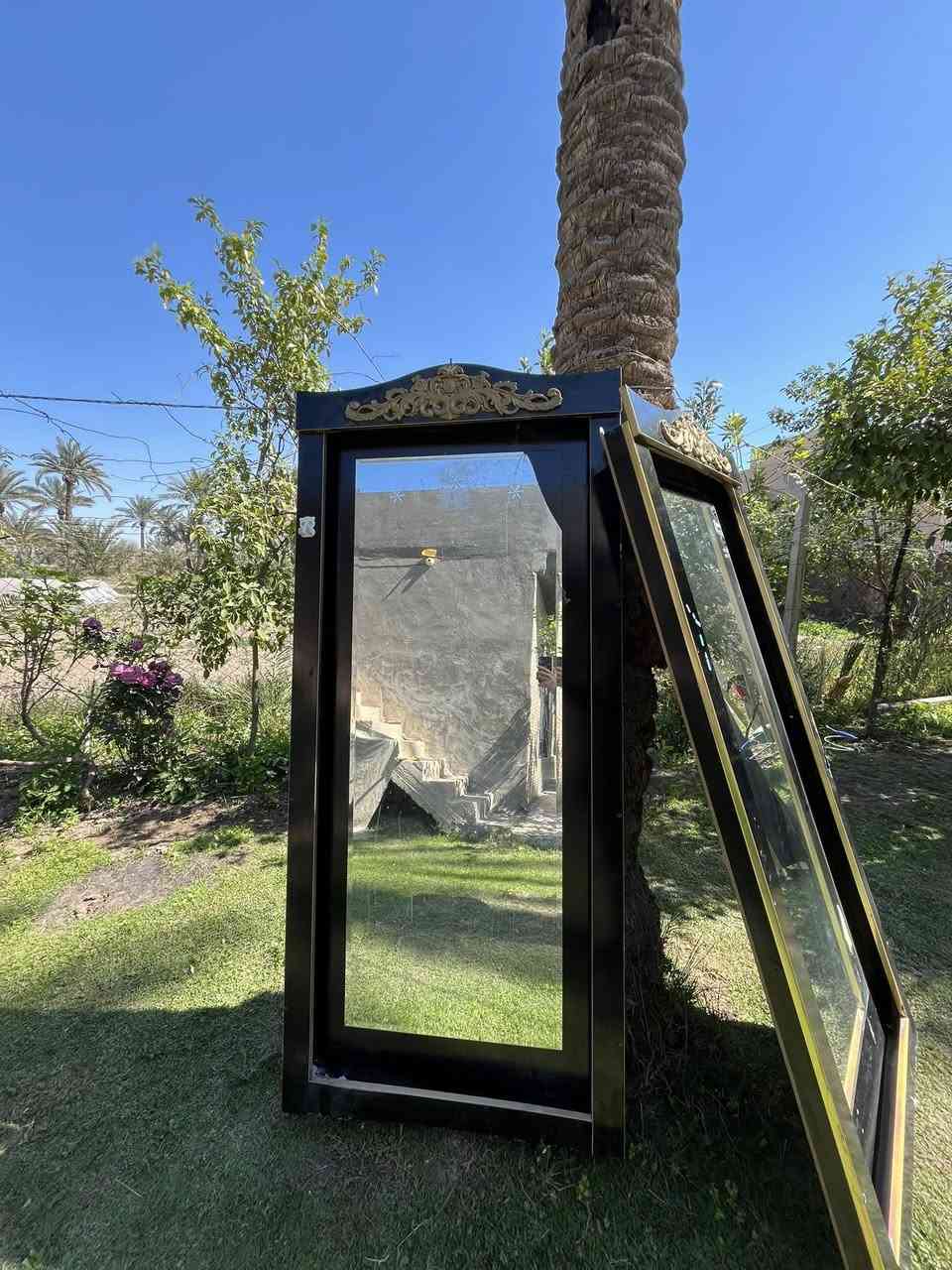 للبيع مرايتين وميز مال ادوات يفيد و احذاء بسعر مناسب للتواصل ***********
