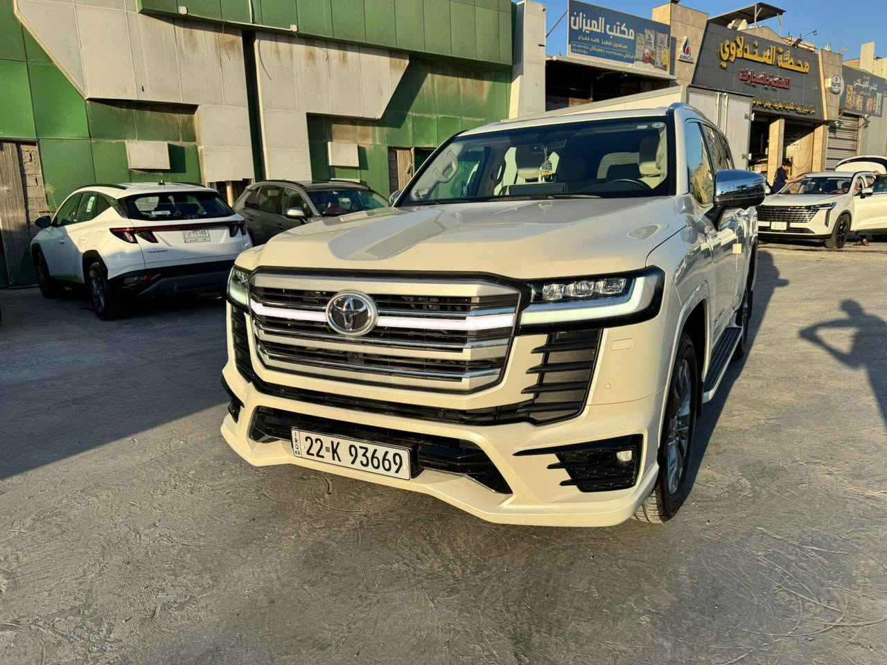 نوع السياره : تويوتا لاندكروزر  VX lmted
ســـــــنة الــــصـنع:2024

السعر :  ظع رقم 1 يأتيك  

لوحة التســـجيل: اربيل 
الــمسافة المـقطوعه:   6 الف كم
نـــاقــــل الــــــحركــة:  اوتوماتيك
ســــعة الـــــمــــحرك:  6 سلندر حجم 4000 تنفس طبيعي المرغوب
انــدفــاع الــعــــجـلات:خلفي وامامي (دبل اكسل)  
لــــــــون الــــســـيارة:ابيض صدف
لــــــــون الــــفـــــرش:  جلد بيجي 

الـــــمــواصـــفات . 

 شاشه كبيرة لمس كارپلاي بلادي
مرايات كهرباء  وقلاب
  تبريد مركزي 3 قطع
 ثلاجة 
تحكم استرين
 نظام ايكو 
تبريد وتدفئه لجميع المقاعد السائق وجميع الركاب
سستم صوت كامل  gbl
شاشات عدد 3 بلادي حفر من الكشن مو تركيب
سلايت
دبل اكسل
ويل كب كروم حجم20
بكرة تحكم بوظعيات القيادة 
ريتايدر 
داخل مطعم بصاج بلادي
دوسات ختم واناره لاندكروز بلادي
شاحن لاسلكي لشحن الهاتف النقال بلادي
اشارة متحركة
هاندبريك بصمة واوتو هولد
لايتات امامي متحرك زنون
رادار امامي توقف ذاتي
كشنات خلفيه كهرباء 
شاشه تحكم لوحة مفاتيح التبريد الخلفيه دجتال
مخرج كهرباء تغذية خلفيه 100W و220V

 سياره بدون اي نقص ومصرف  ...وفول ١/١  ....  باقي مواصفات الاندكروزر  VX المعروفة 
مــــكان الـــــــــسياره: بغداد جميله 
حـالة الـسيارة مكفولة كفالة عامة من كل النواحي والسيارة مخزونة في البيت
استيراد شركة ساز صفر اربيل 
اخوكم هيمن وندي الاركوازي
***********
***********
ويوجد لدينا توصيل السيارات لكافة المحافظات العراقية ( ناقلة / سياقة )
