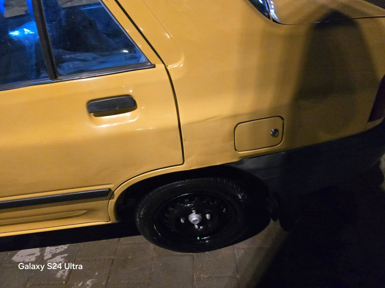 السلام عليكم سايبا 2015 سياره حلوه ونضيفه رقمها احمر وبيها غلط بل سنويه مكتوبه خصوصي
وعليها هيئه 500 كير مكينه صدر تايرات كهربائيات كله جديد ترايك وين ميعجبك السعر 25 وبيها مجال مكاني مدينه الصدر قطاع 39  هاتف *********** 
اي استفسار الاتصال ع رقم الهاتف
