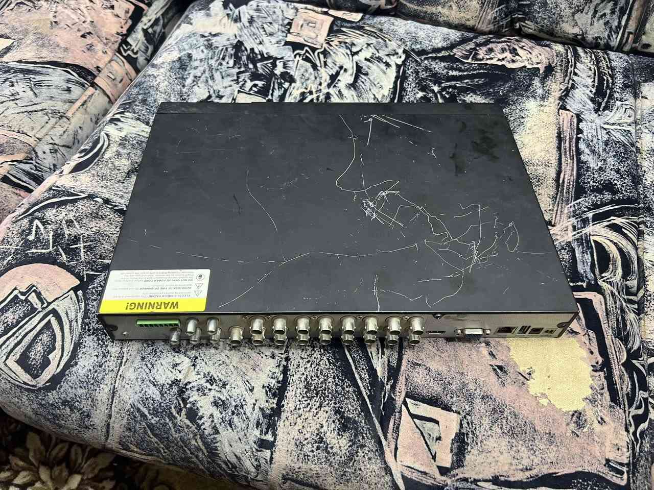 السلام عليكم جهاز دي في آر أسوار الأصلي مع هارد 2 تيره 16 مخرج بدون كامرات السعر 100 
مكاني بغداد الدوره 
***********
